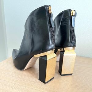 Zara women size 37/6.5 boots ankle booties golden details genuine leather on top